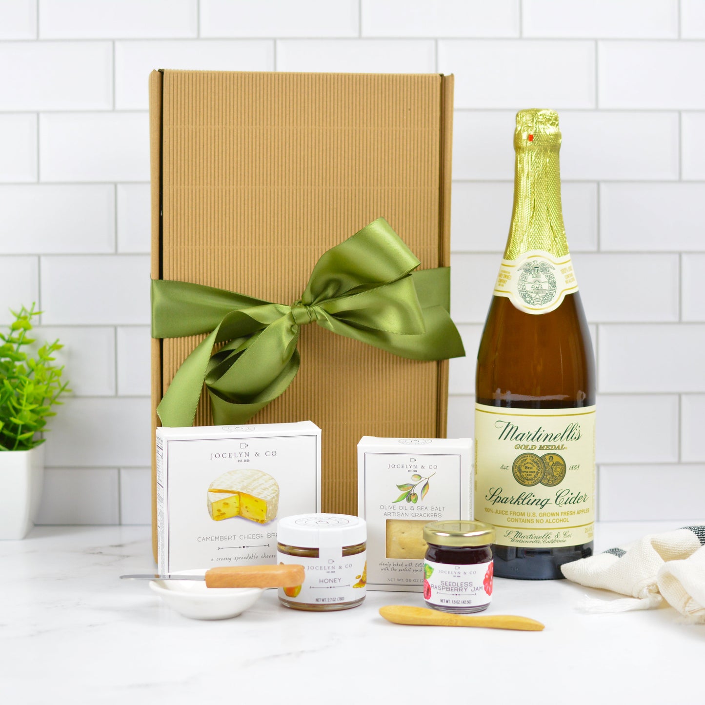 Sparkling Cider and Cheese Gift Box – Sparkling cider with cheese and crackers